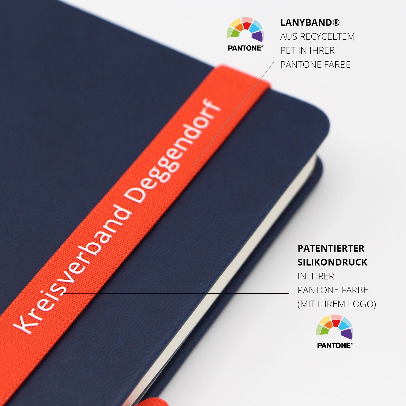 Nahaufnahme des roten Lanybandes® mit weißem Aufdruck „Kreisverband Deggendorf“, Hinweis auf Silikondruck in Pantone-Farbe und recyceltes PET.