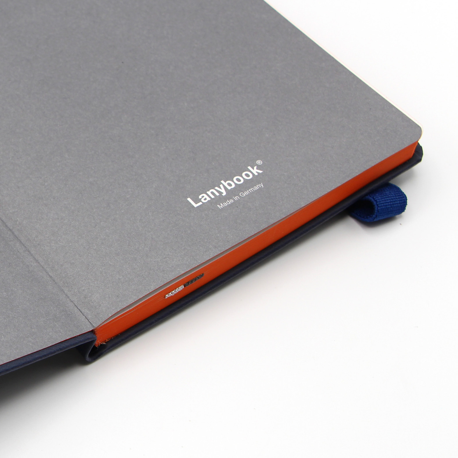 Ceotronics Vorsatz mit Lanybook® Logo und sichtbarem Farbschnitt sowie dunkelblauem Lanyband®.