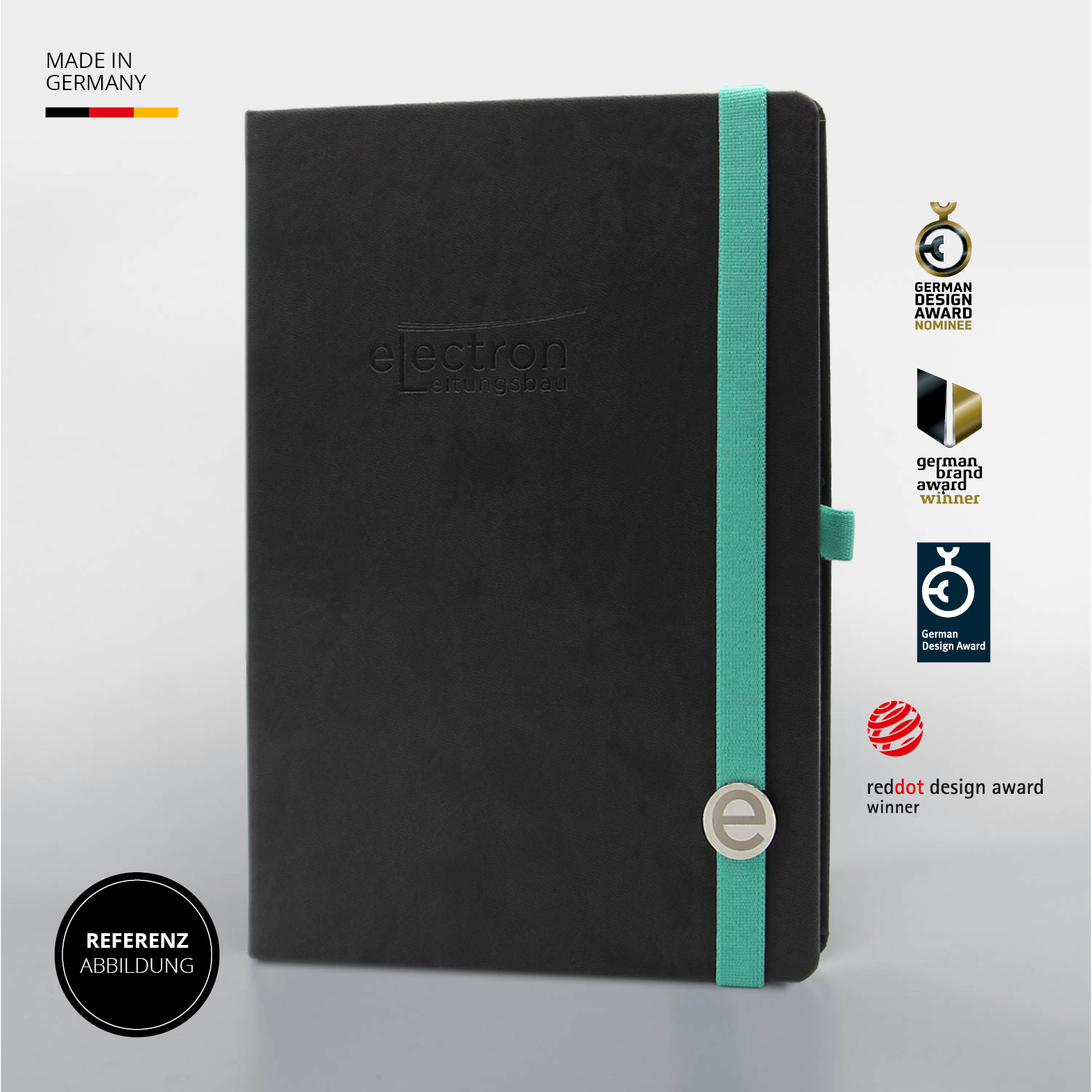 Schwarzes Lanybook® Notizbuch mit türkisfarbenem Lanyband® und geprägtem electron-Logo; daneben mehrere Designauszeichnungen wie Red Dot und German Design Award; oben links „Made in Germany“-Label.