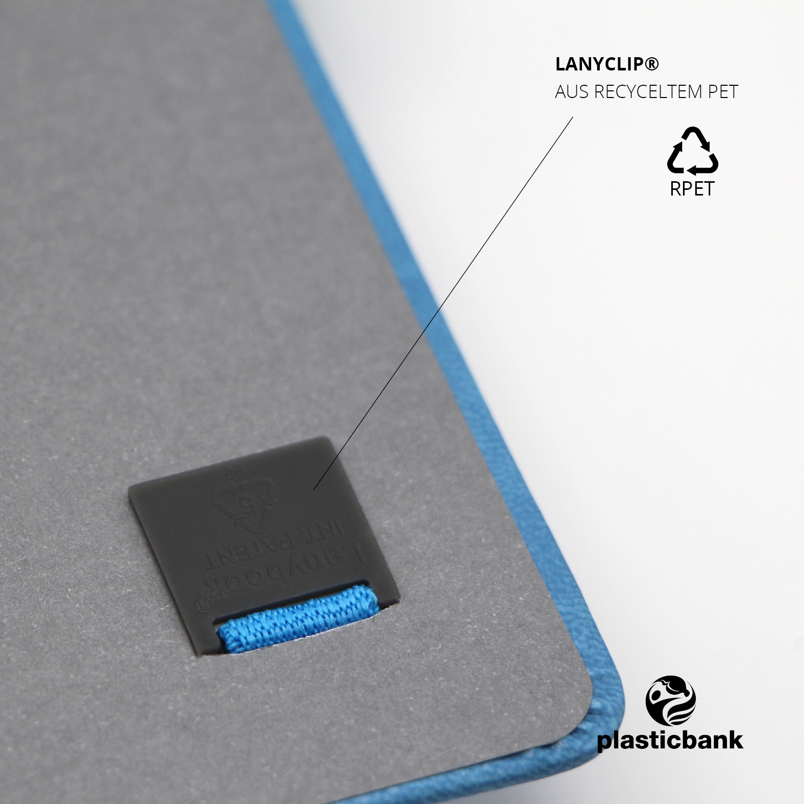 Innenansicht des Notizbuchs mit schwarzem Lanyclip® aus recyceltem PET, fest verankert auf dem hinteren Buchdeckel.