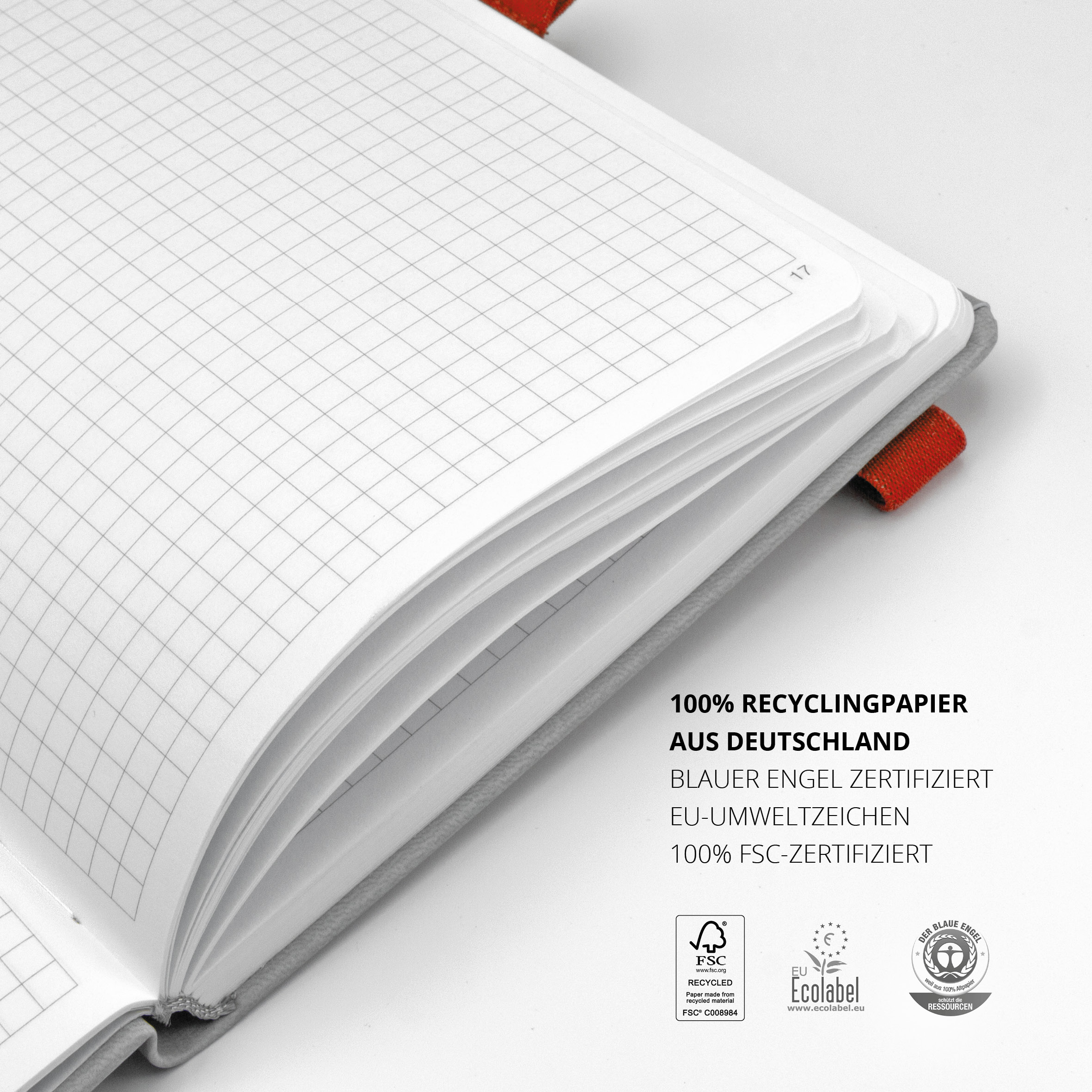 Detailaufnahme kariertes Recyclingpapier mit FSC- und Umweltzertifizierungen