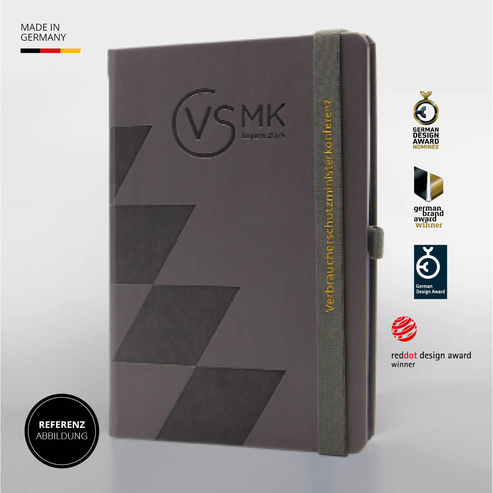 Detailansicht des Lanybook® Nature A5 mit Prägung, grauem Lanyband und Auszeichnungen wie dem German Design Award und Red Dot Design Award.
