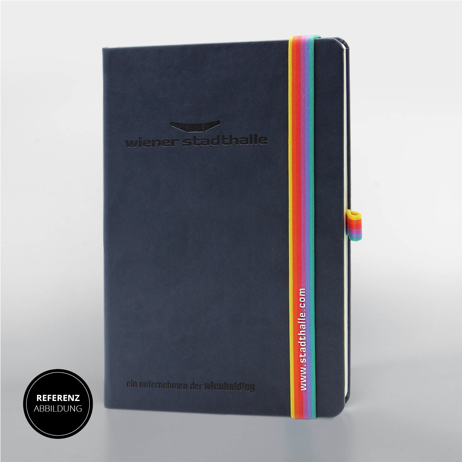 Frontansicht des Lanybook® für die Wiener Stadthalle mit Prägung und farbigem Lanyband®. Am unteren Rand der Schriftzug „ein unternehmen der wienholding“ und rechts das elastische Band mit der URL „www.stadthalle.com“.