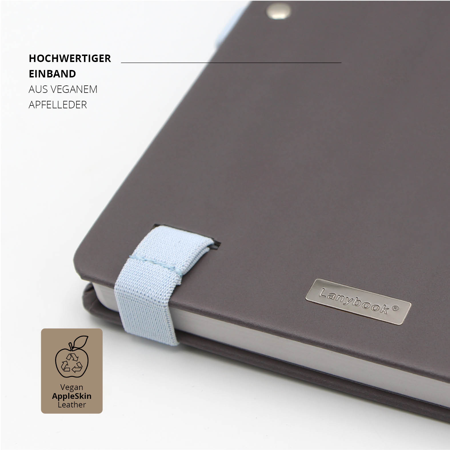 Detailaufnahme des grauen Lanybook® Nature Einbands aus veganem Apfelleder mit hellblauem Lanyband®, rückseitigem Lanybook® Metallemblem und hochwertiger Verarbeitung.