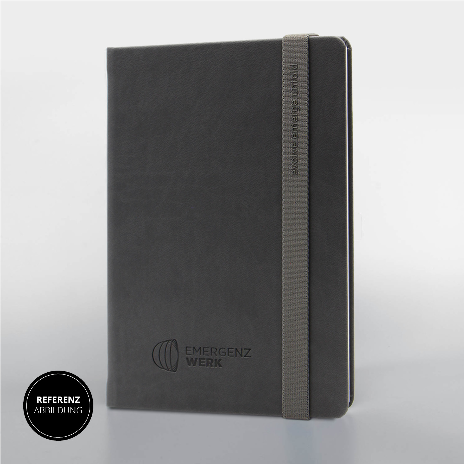 Das Cover in dunklem Grau mit dezenter Prägung und passendem grauen Lanyband® wirkt professionell und reduziert – ein zeitloser Begleiter für strategisches Arbeiten, kreatives Denken und anspruchsvolle Markenkommunikation.