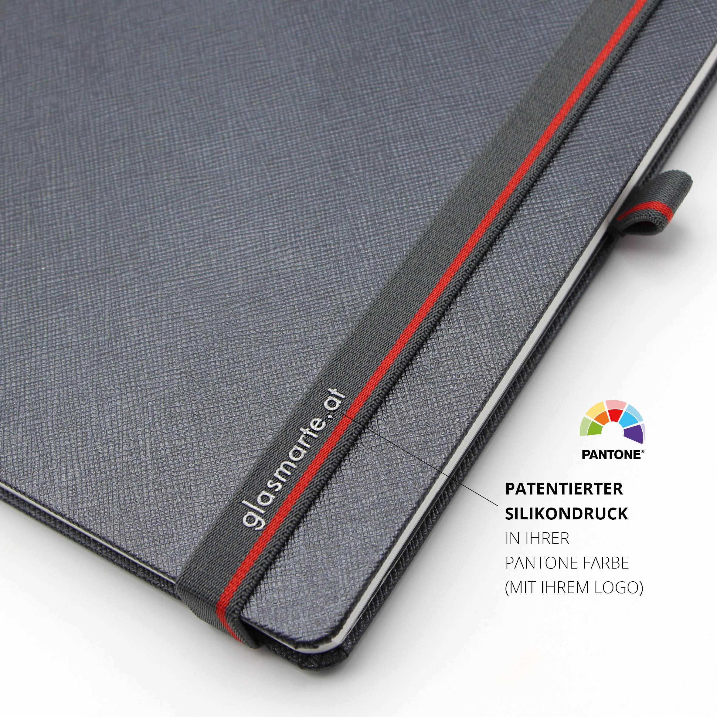 Individuelles Lanyband mit patentiertem Silikondruck und glas.marte Logo am Lanybook Notizbuch
