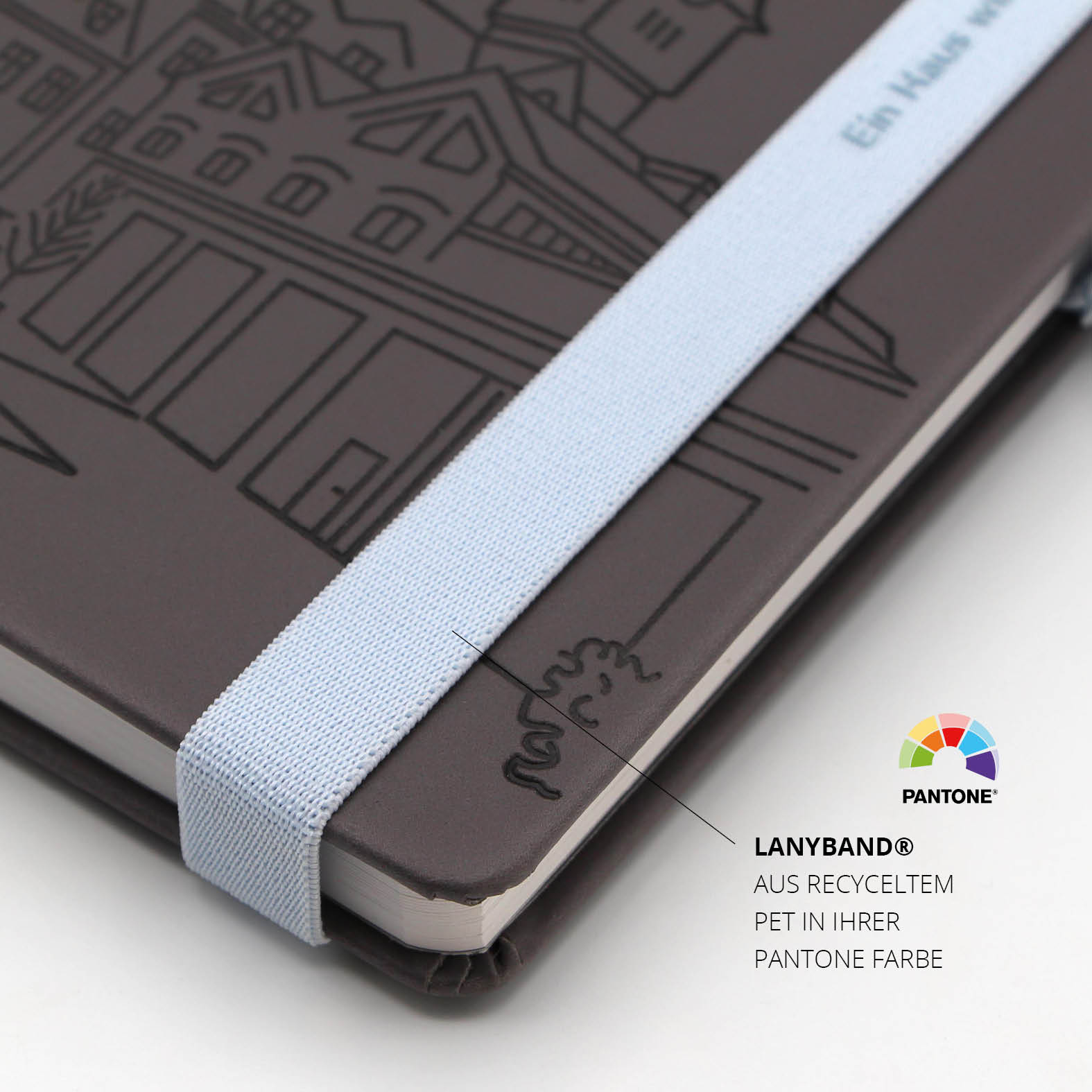 Hellblaues Lanyband® aus recyceltem PET in individueller Pantone-Farbe, befestigt am grauen Lanybook® Nature Einband mit geprägtem Motiv.