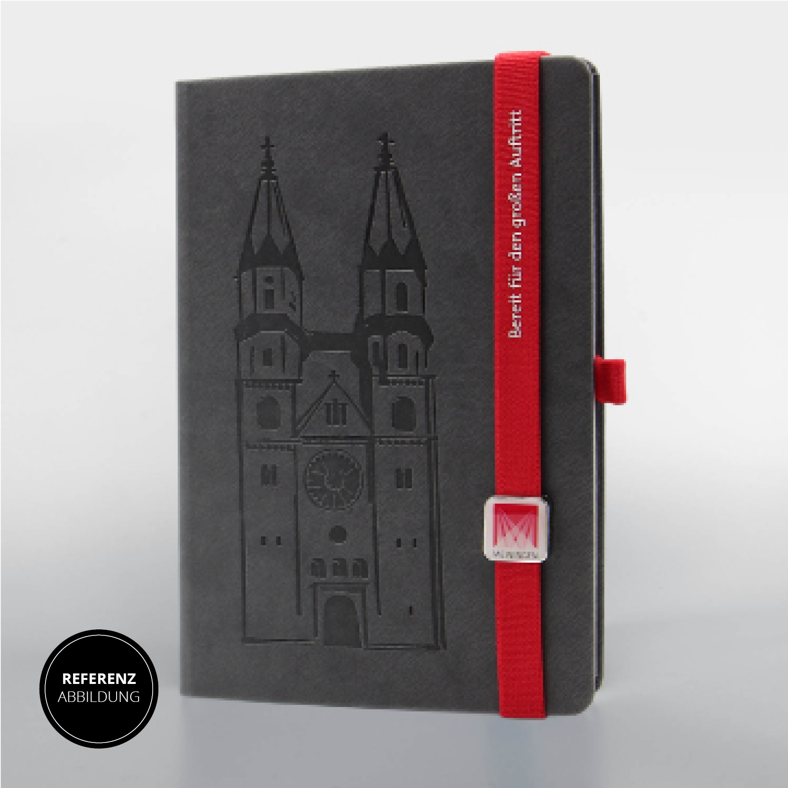 Vorderansicht des personalisierten Lanybook® mit Blindprägung der Schlosskirche, rotem Lanyband® mit Logo-Button und Silikondruck.