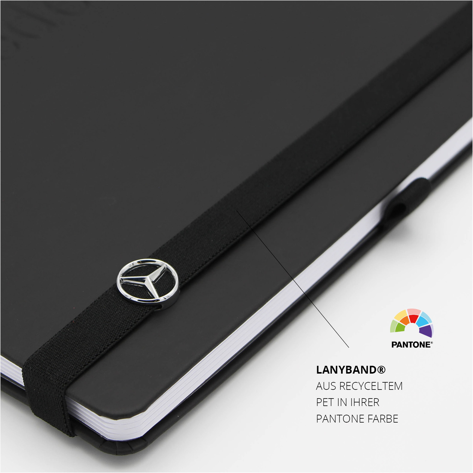 Nachhaltiges Notizbuch mit Verschlussband – recyceltes PET-Band in Pantone-Farbe mit geprägtem Mercedes-Benz Logo.