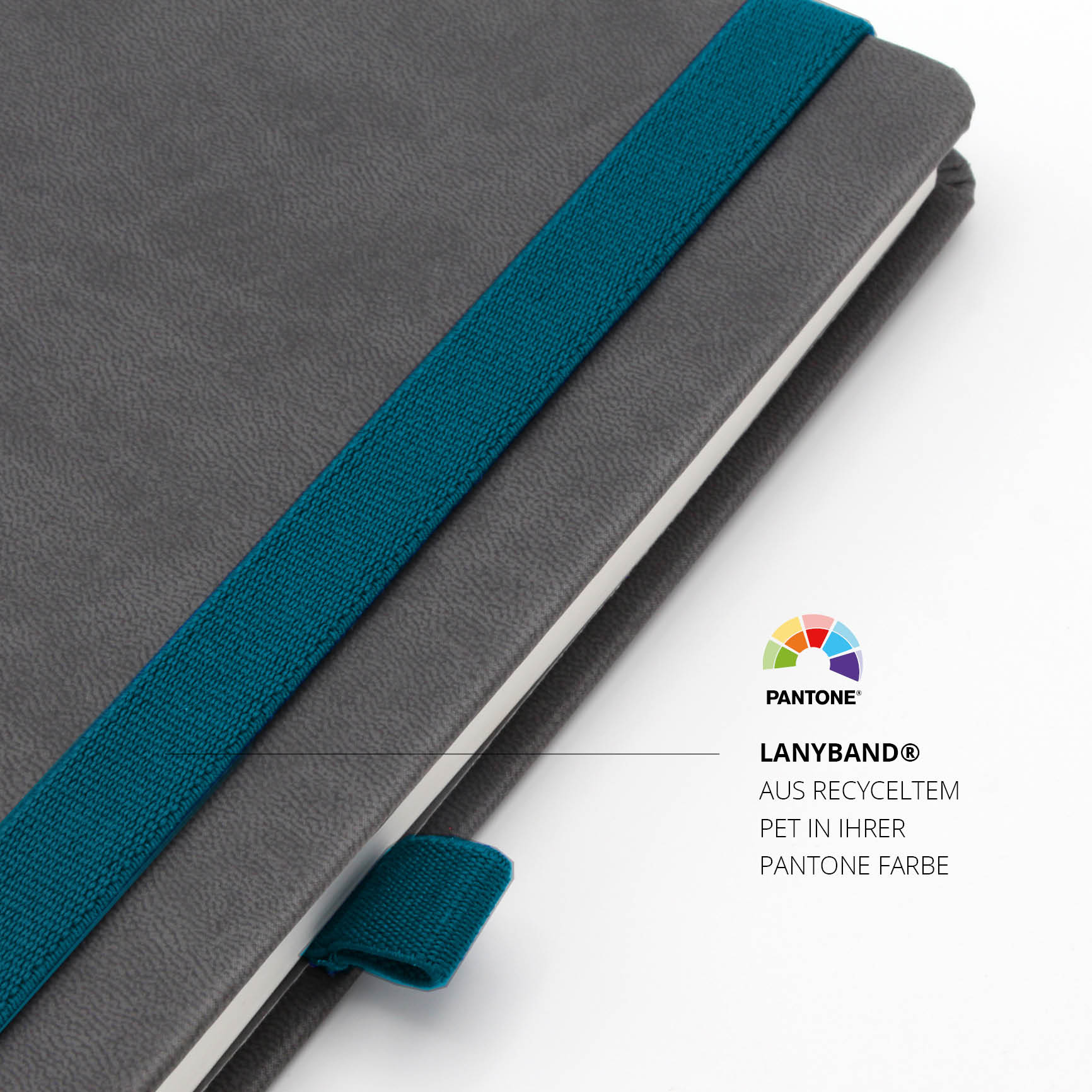 Detail vom Lanyband® aus recyceltem PET in Pantone-Farbe Petrol mit Stiftschlaufe.