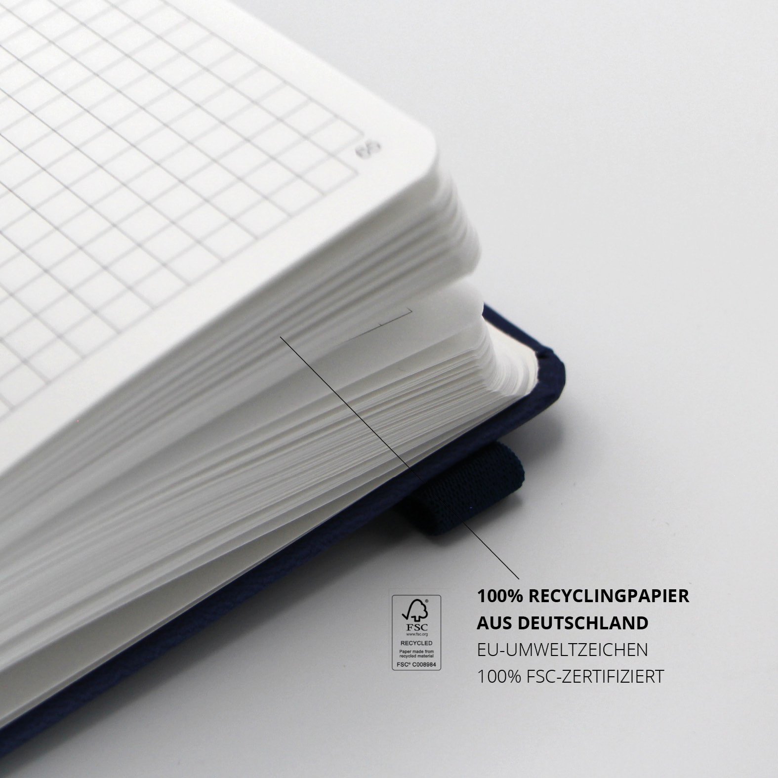 Detailaufnahme von 100 % FSC-zertifiziertem Recyclingpapier aus Deutschland mit kariertem Druck.