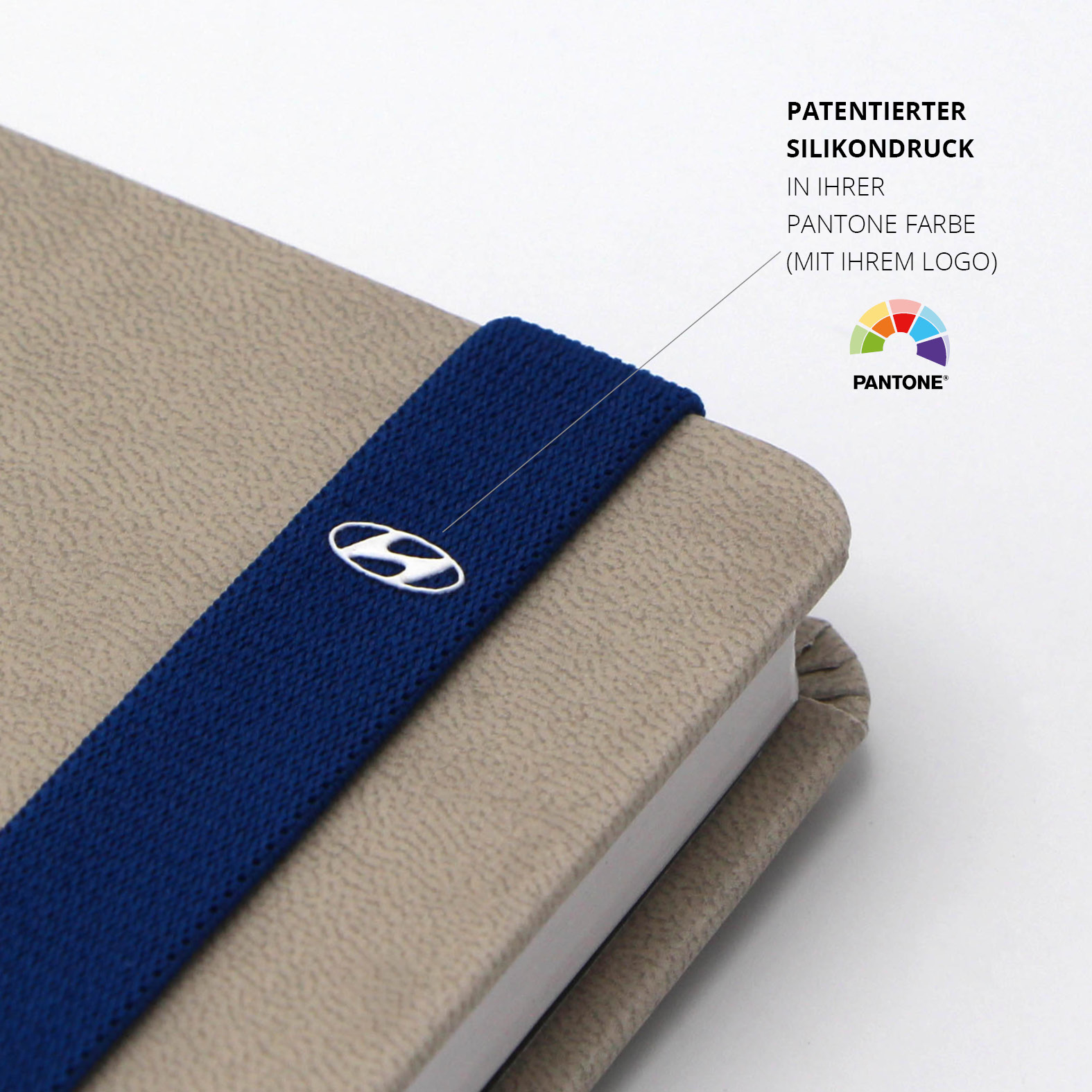 Nahaufnahme des blauen Lanyband® mit patentiertem Silikondruck-Logo. Personalisierbar in Pantone-Farbe und individuell mit Unternehmenslogo veredelbar.