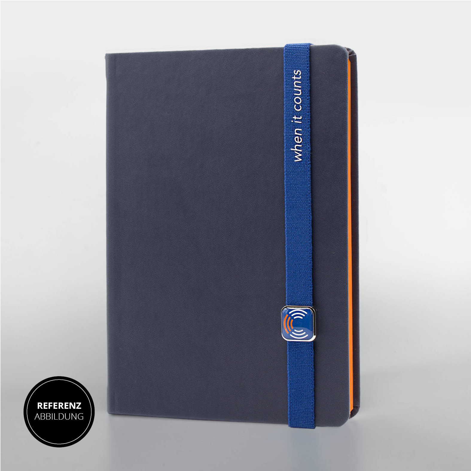 Ceotronics Notizbuch mit blauem Lanyband®, Stiftschlaufe und Logo auf der Vorderseite für professionelles Branding.