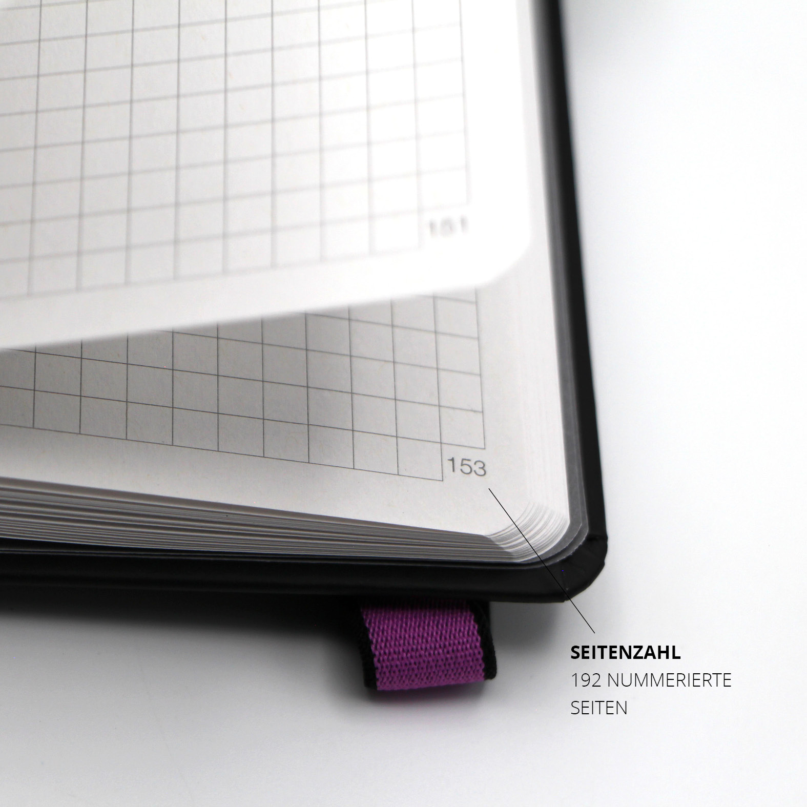 Geöffnete Seitenansicht des Lanybooks® mit sichtbarer Seitenzahl 153, karierter Struktur und lilafarbenem Lanyband®.