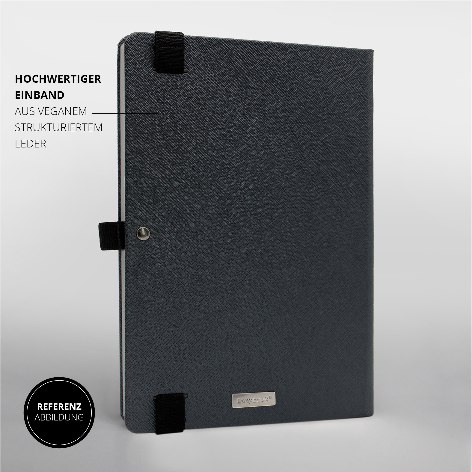 Detailansicht des schwarzen Lanybook®-Einbands mit strukturierter Saffiano-Oberfläche aus veganem Leder, mit schwarzem Lanyband® und Lanyclip.