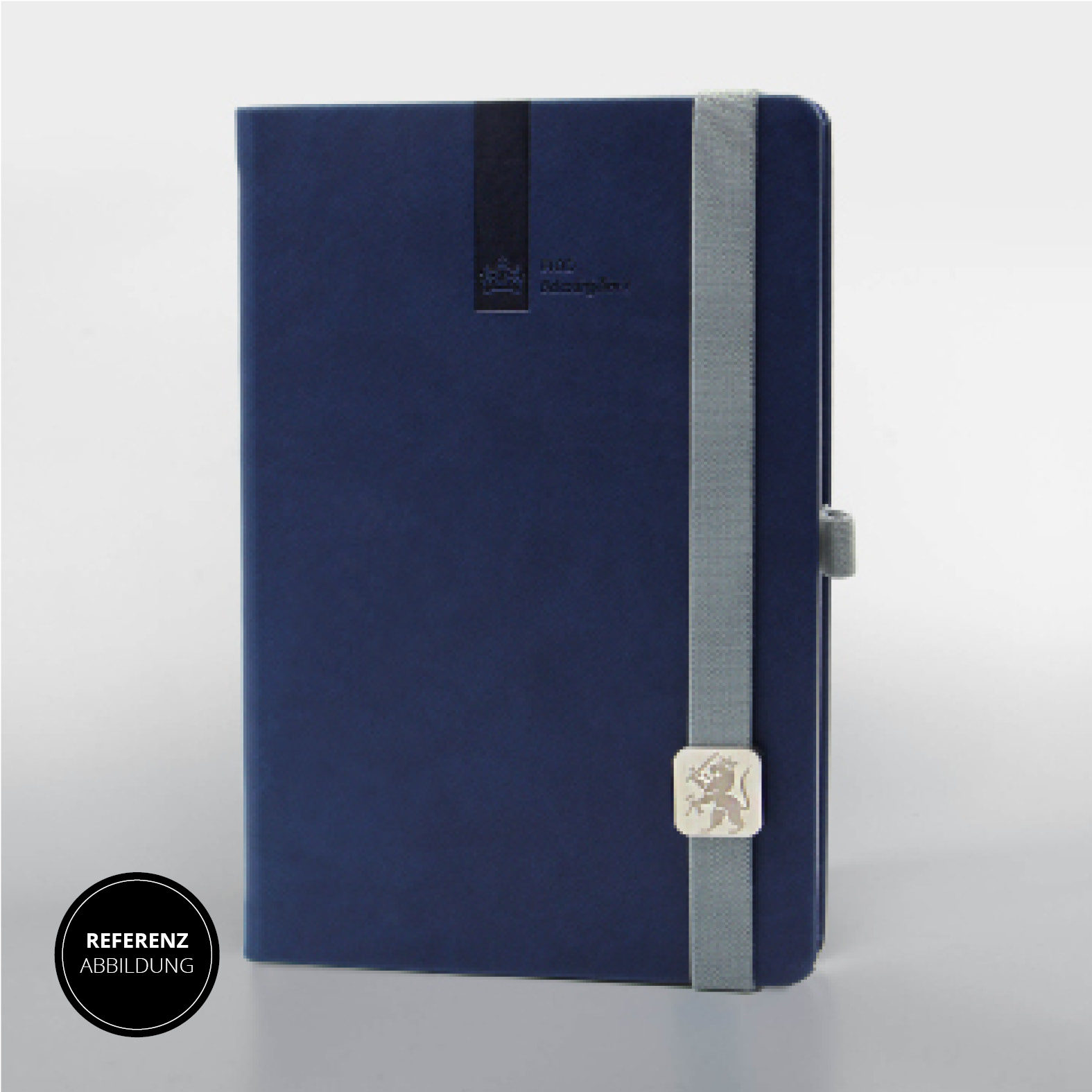 Das Notizbuch wird durch den individuell veredelten Lanybutton® und die edle Prägung auf dem Cover zu einem echten Markenbotschafter – dezent, hochwertig und unverwechselbar.