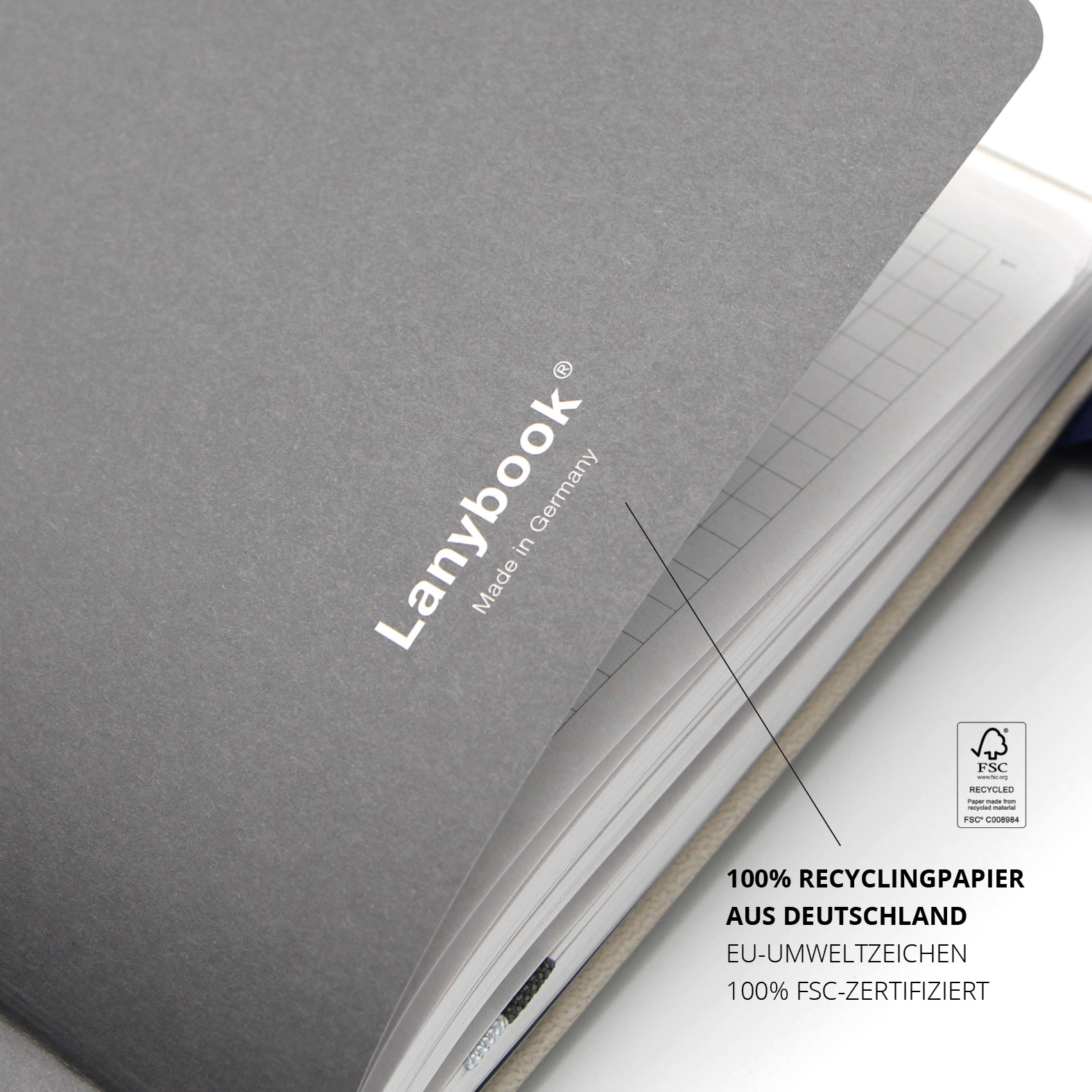 Nahaufnahme der Innenseite mit FSC-zertifiziertem Recyclingpapier aus Deutschland, ausgezeichnet mit EU-Umweltzeichen.