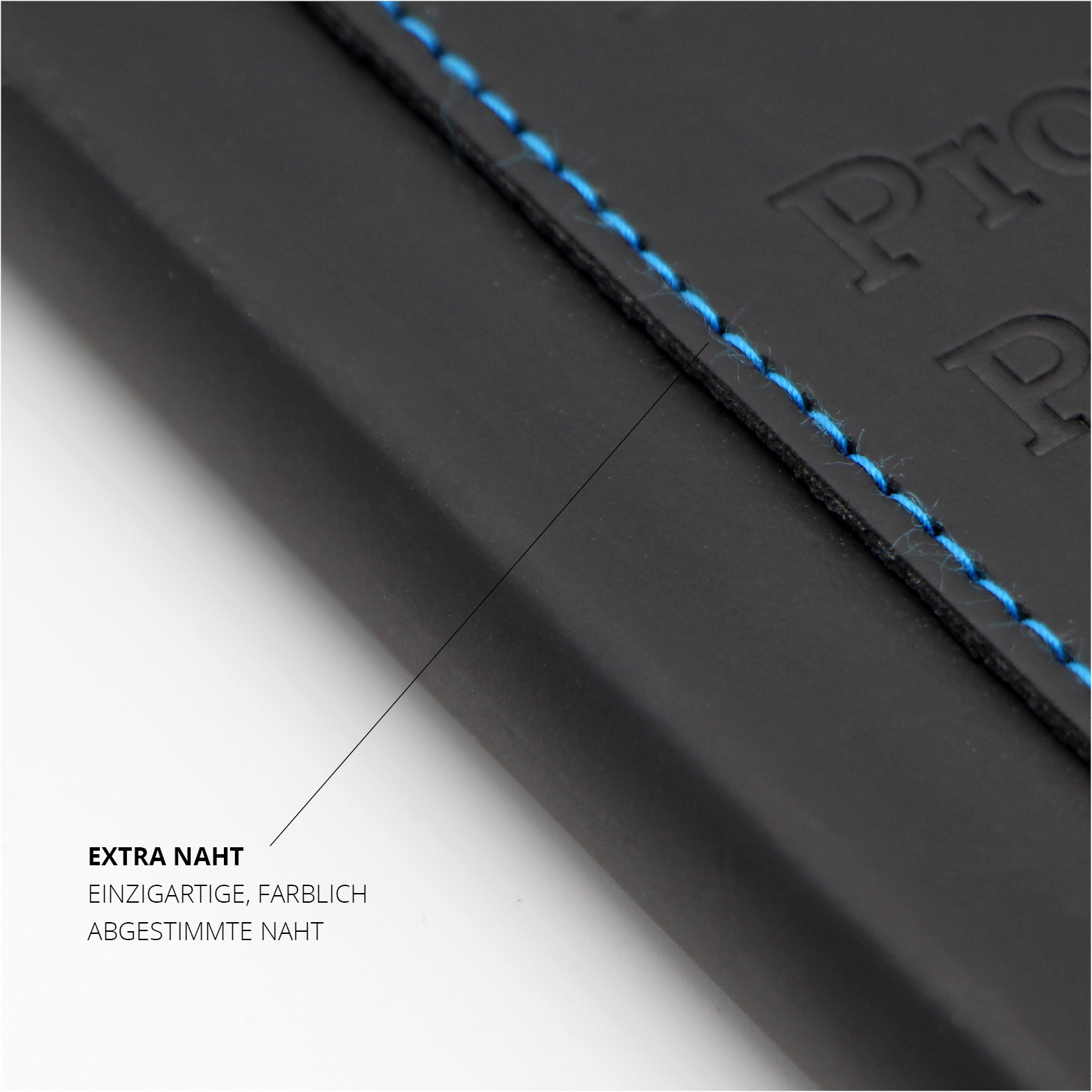 Farblich abgestimmte Ziernaht in Blau entlang des Notizbuchrückens als Design-Highlight.