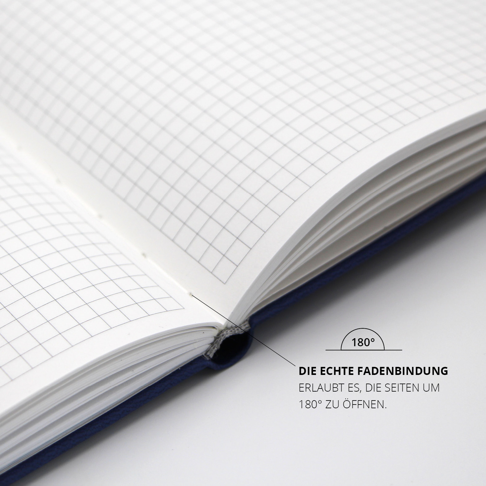 Geöffnetes Notizbuch mit echter Fadenbindung, das flach auf 180° aufgeklappt werden kann.