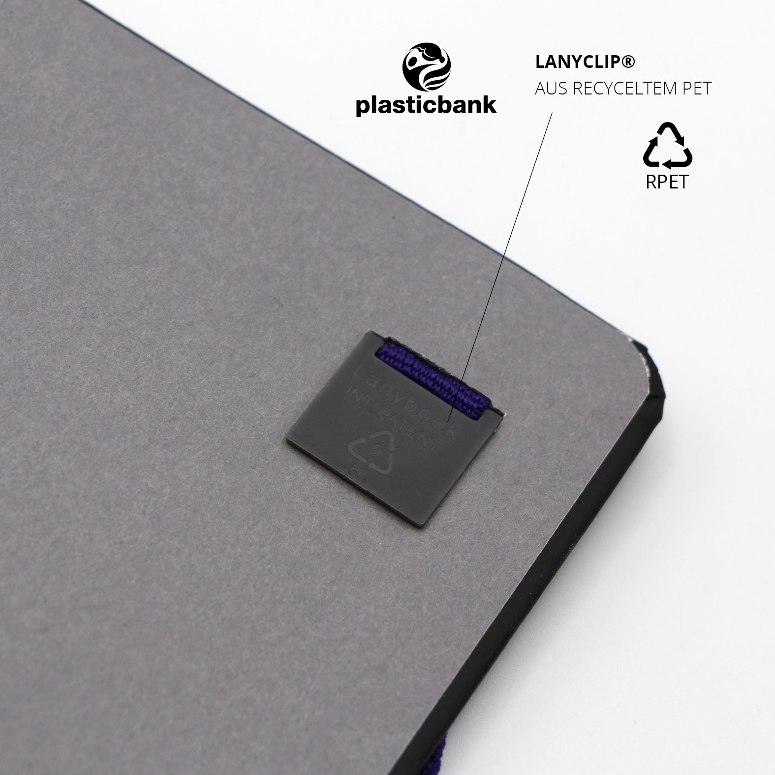 Rückseitiger Lanyclip® des Notizbuchs aus recyceltem PET mit eingraviertem Lanybook® Branding. Hinweis auf die Kooperation mit Plastic Bank.