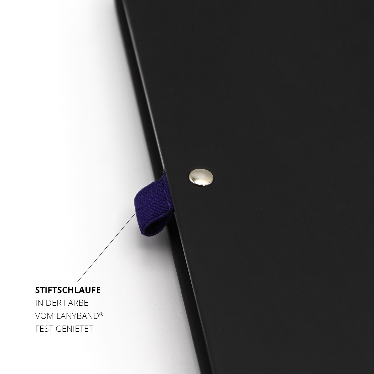 Nahaufnahme der Stiftschlaufe am schwarzen Lanybook® ProTouch. Die Schlaufe ist in der Farbe des Lanybands® gefertigt und fest mit dem Cover vernietet.