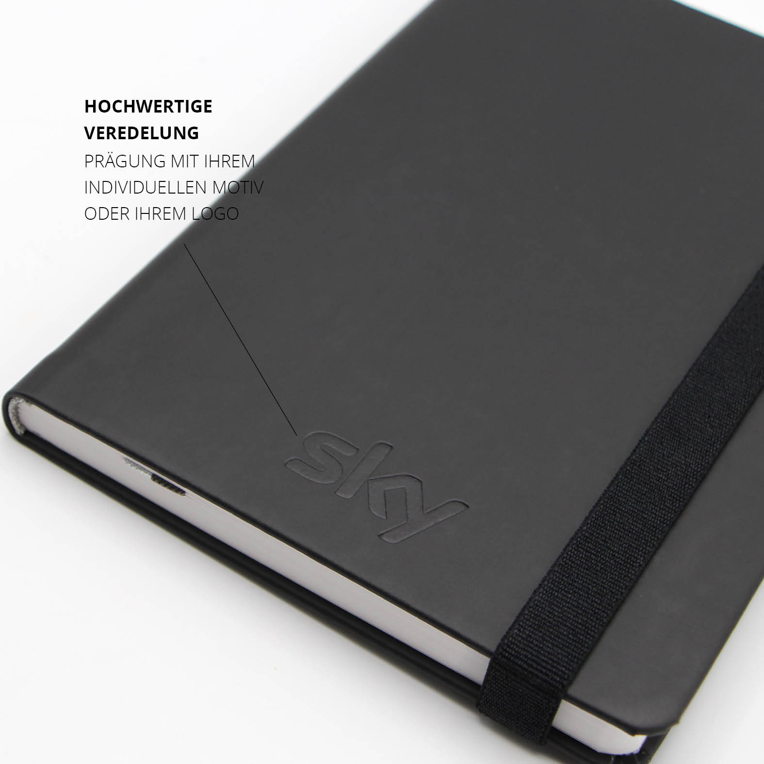 Dezente Logo-Prägung auf dem schwarzen Apfelleder-Einband des Lanybook® Nature.