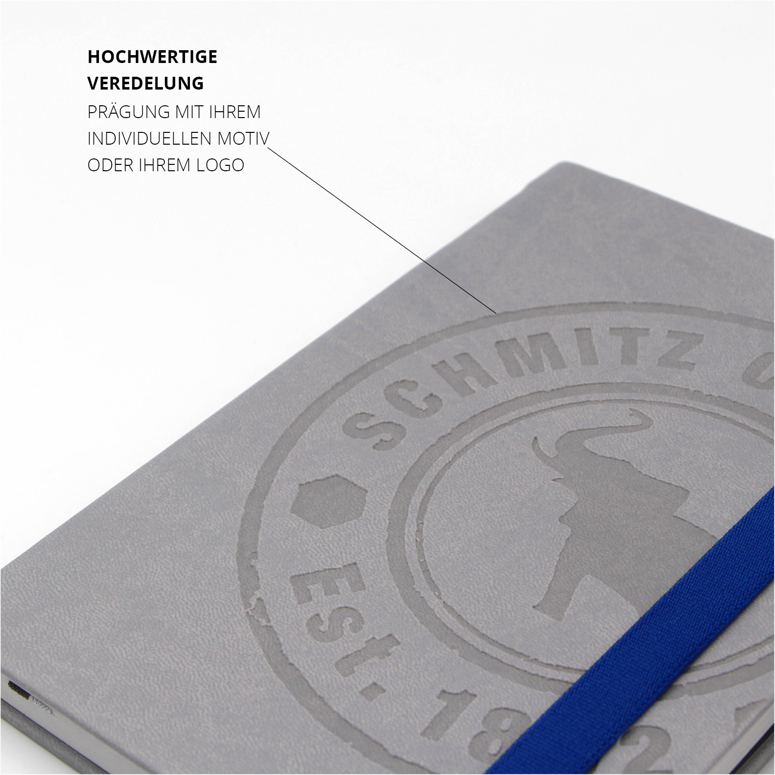 Nahaufnahme der hochwertigen Logo-Prägung von Schmitz Cargobull auf dem hellgrauen Cover aus veganem Kunstleder.