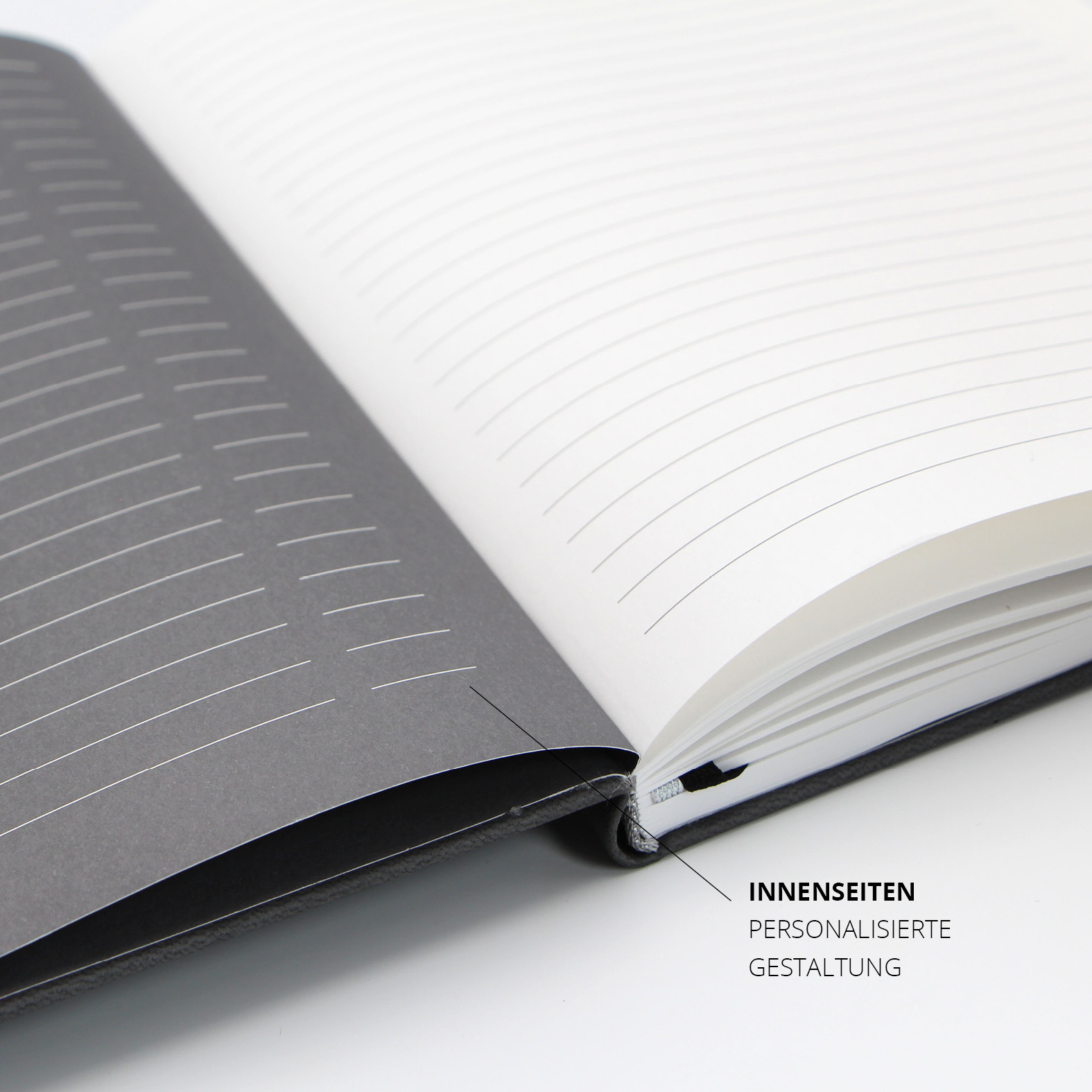 Personalisierte Innenseite mit Linienaufdruck und individuellem Vorsatzpapier – abgestimmt auf das Corporate Design.