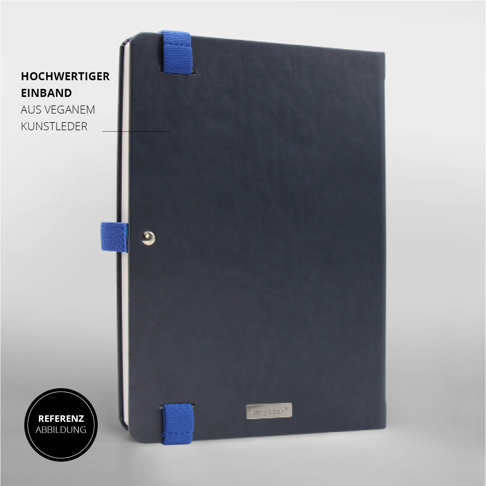 Geschlossenes Lanybook® Pro mit dunkelblauem Einband, seitlicher Stiftschlaufe und blauem Lanyband®, Ansicht von hinten.