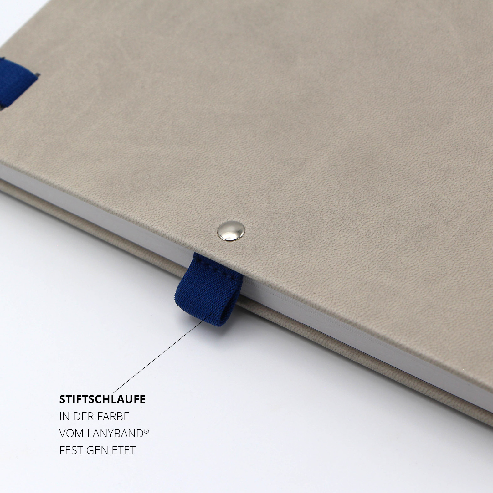 Detailbild der Stiftschlaufe in der Farbe des blauen Lanyband®. Fest vernietete Schlaufe, abgestimmt auf das Design des Lanybook® Pro in Beige.
