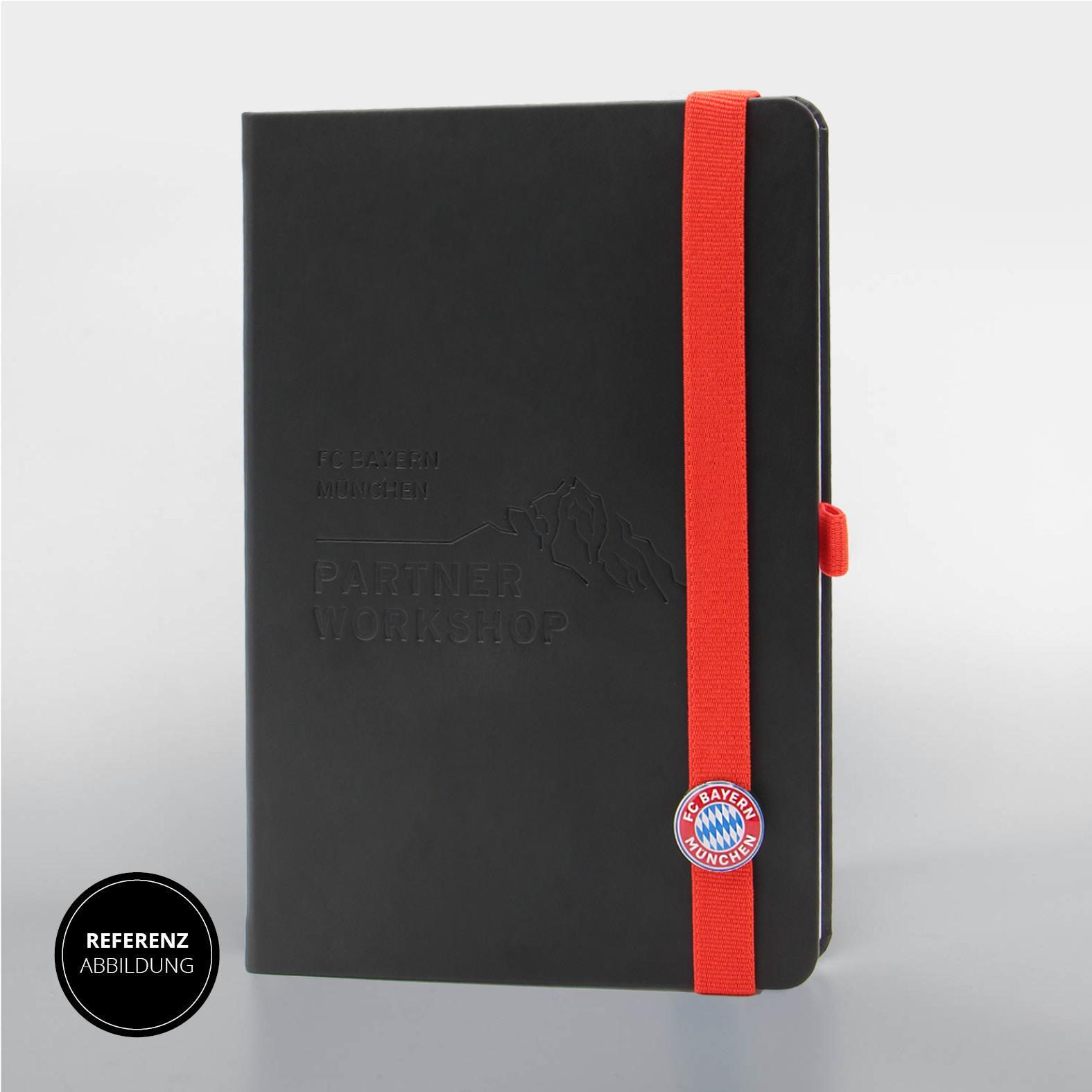 Schwarzes Lanybook® mit rotem Lanyband®, FC Bayern München Lanybutton® und Blindprägung „Partner Workshop“. Markantes Design für professionelle Markenauftritte.