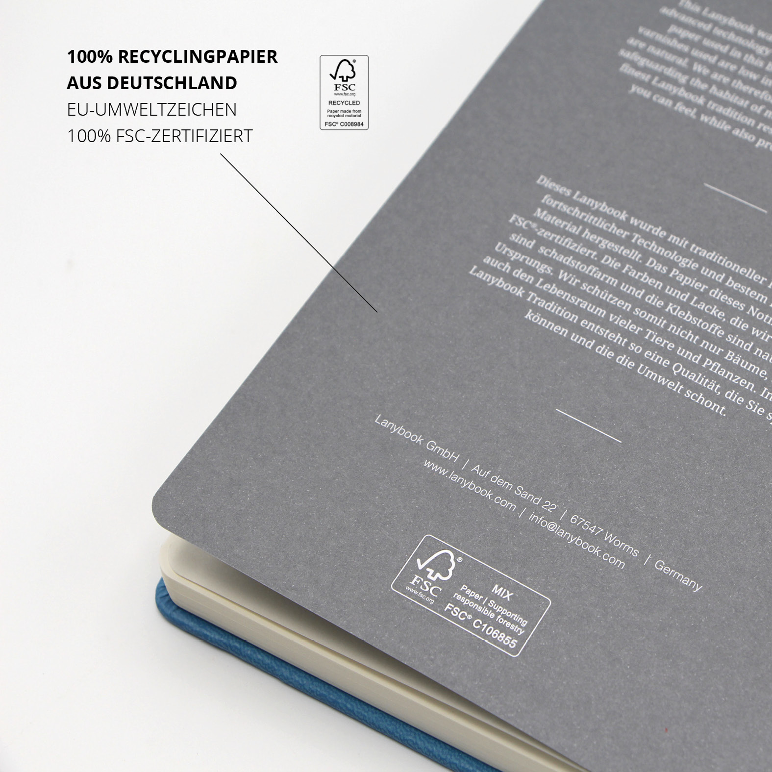  Rückseite des Notizbuchs mit FSC-zertifiziertem Recyclingpapier, Umweltzeichen und Herstellerinformationen.