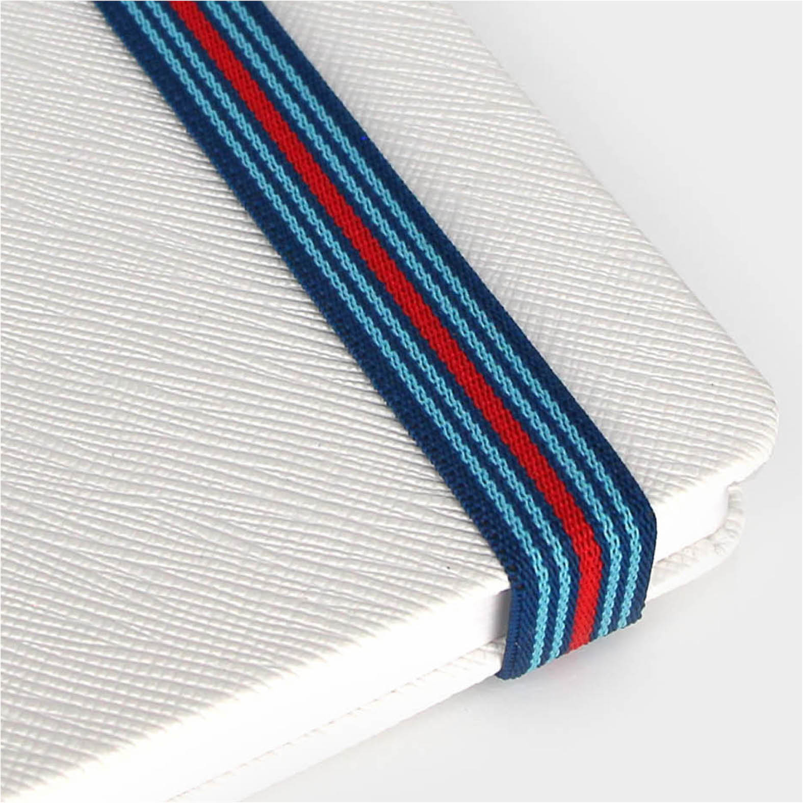 Detail of the elastic band with sustainable material in CI colours.