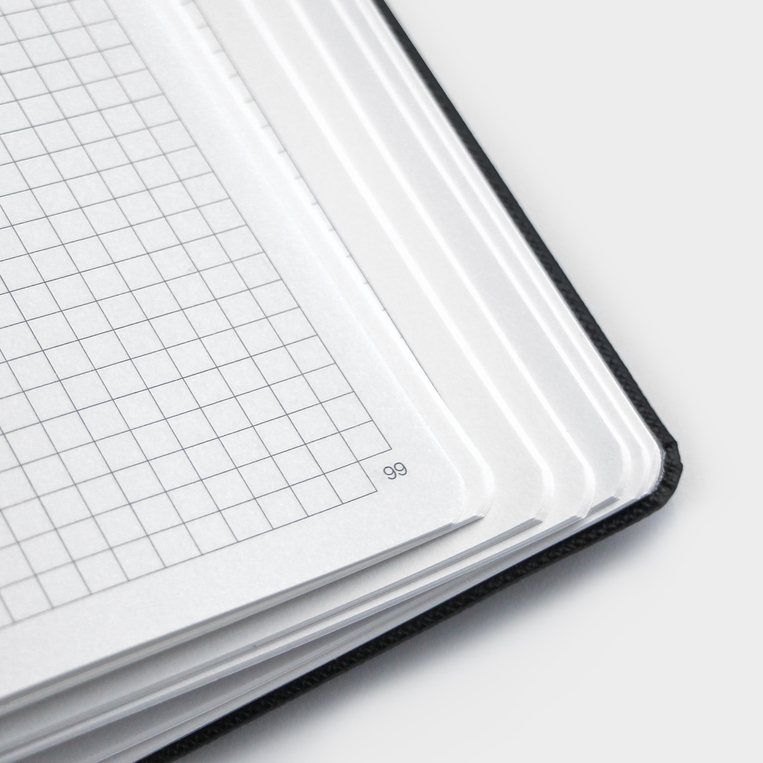 Gitterlinien-Seite im Notizbuch – Nahaufnahme einer nummerierten karierten Seite im Notizbuch mit hochwertigem Papier.