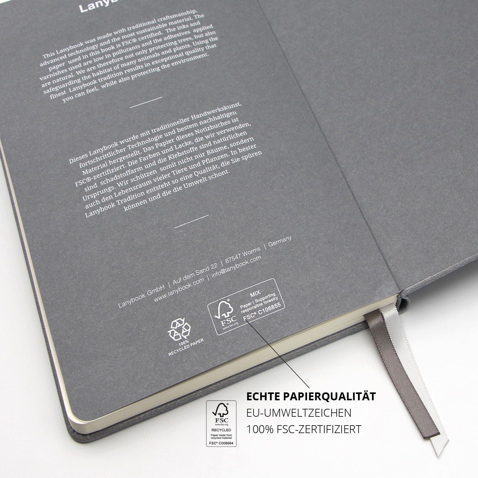 Innenseite mit Umwelt-Statement, FSC-Zertifikaten und grauem Leseband – Nachhaltigkeit und Qualität auf einen Blick.