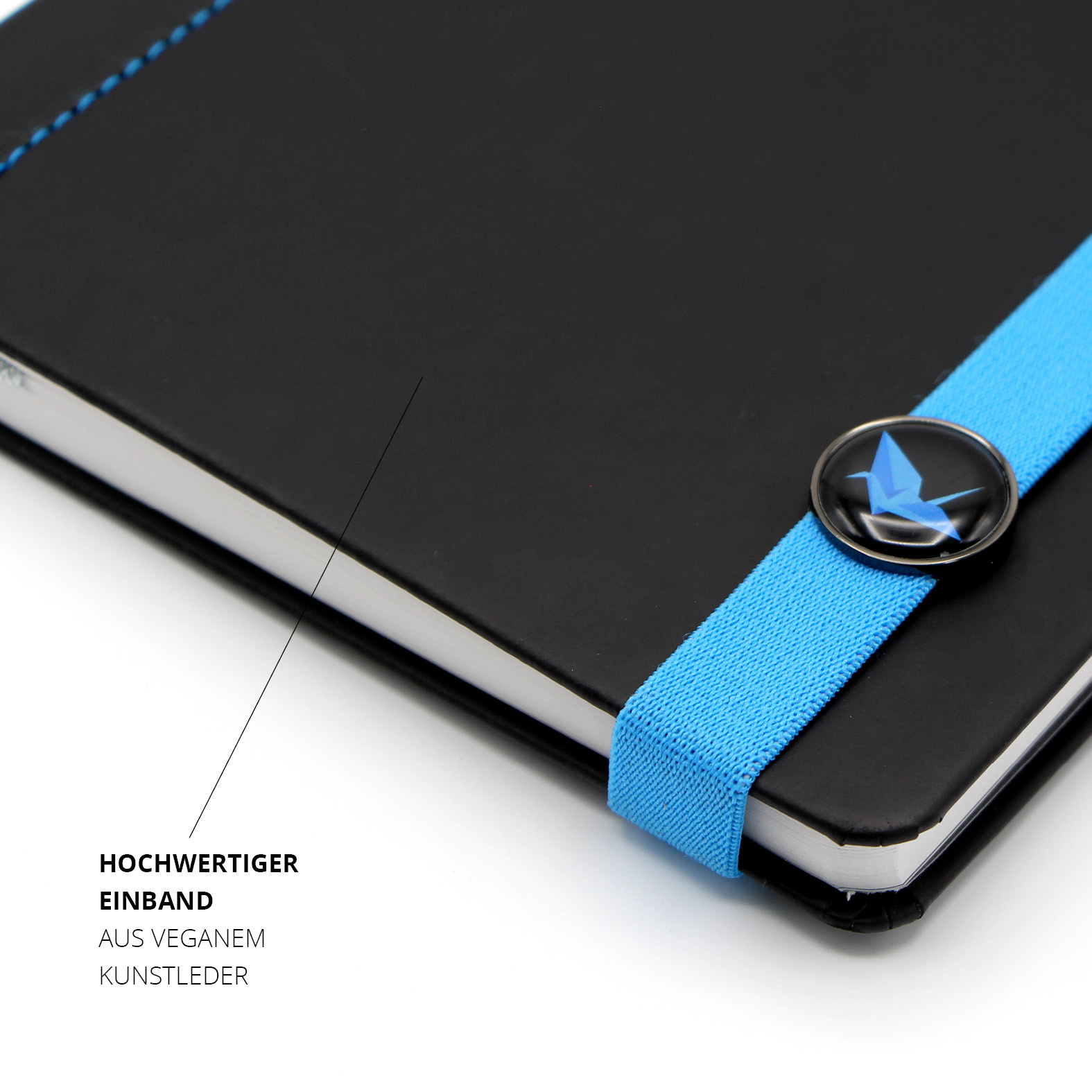 Detailaufnahme des schwarzen veganen Kunstleders mit blauem Gummiband und rundem Lanybutton.