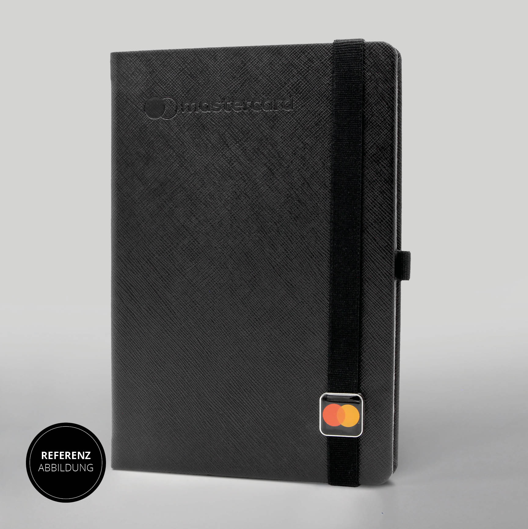 Schwarzes Mastercard Notizbuch mit geprägtem Logo und elastischem Verschlussband. Hochwertig verarbeitet, ideal für Branding.