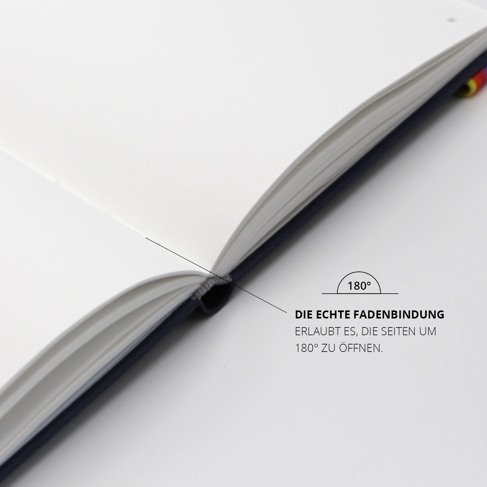 Blick ins geöffnete Lanybook® mit offengelegter echter Fadenbindung, die ein flaches Aufschlagen auf 180° erlaubt. Hochwertige Verarbeitung und stabile Bindung gut sichtbar.