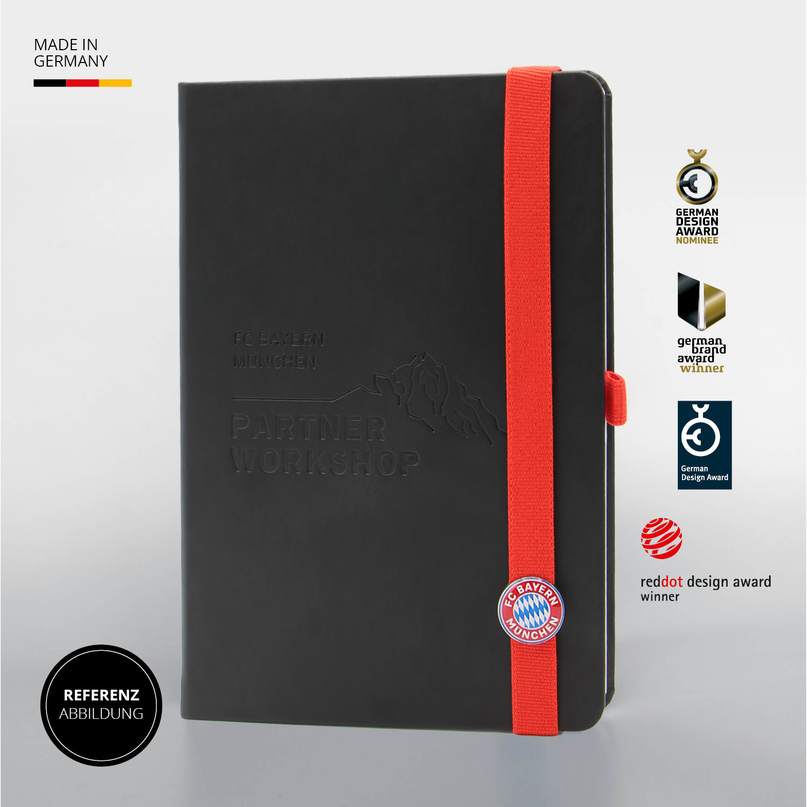 Schwarzes Lanybook® mit rotem Lanyband®, FC Bayern München Logo-Button und Blindprägung „Partner Workshop“. Daneben Design-Awards wie Red Dot und German Design Award. Oben links „Made in Germany“-Label.