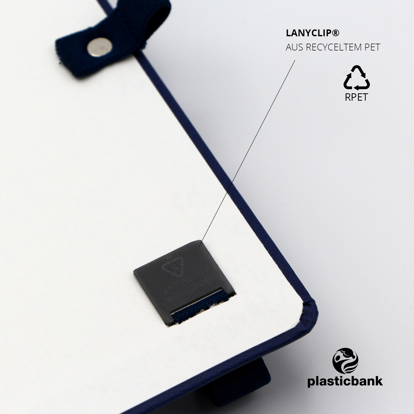 Detailansicht des Lanyclip® aus recyceltem PET mit Recycling-Symbol, auf der Innenseite des Covers befestigt.
