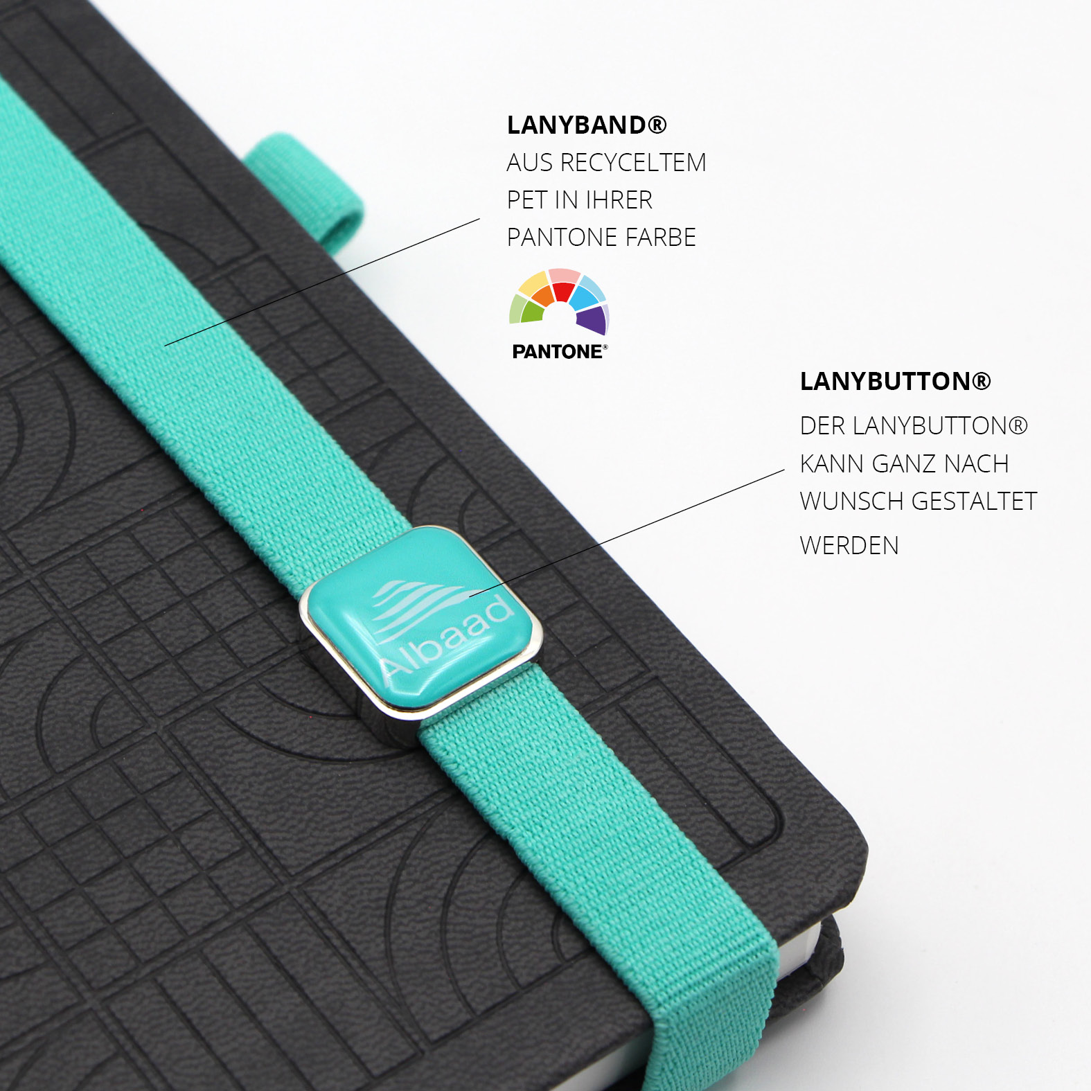 Nahaufnahme des Lanybandes mit individuellem Lanybutton® mit Albaad-Logo in Türkis.