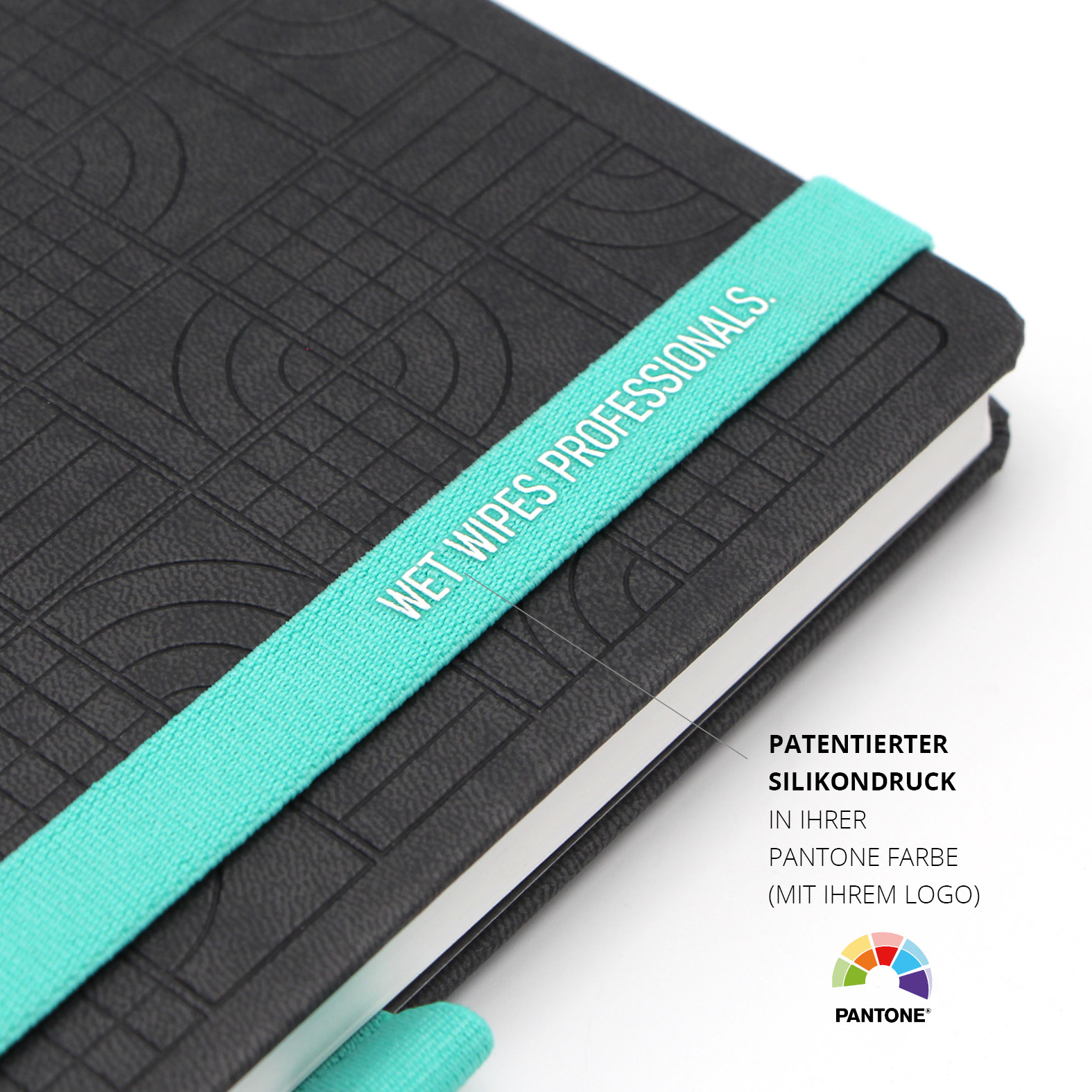 Nahaufnahme des türkisen Lanybands mit patentiertem Silikondruck in Weiß und Strukturprägung im Hintergrund.