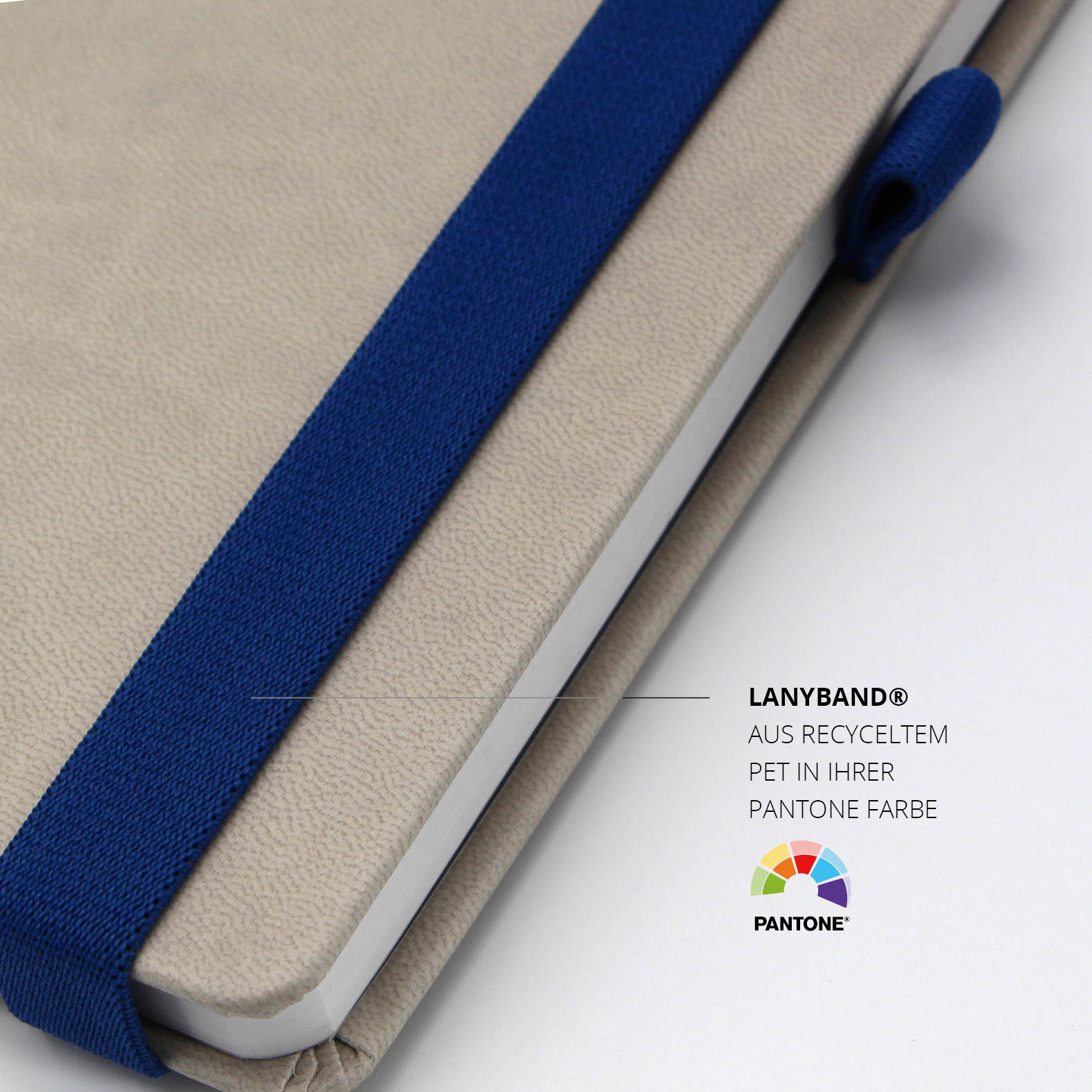 Nahaufnahme des blauen Lanyband® aus recyceltem PET in Pantone-Farbe, abgestimmt auf das Design des Lanybook® Pro in Beige.