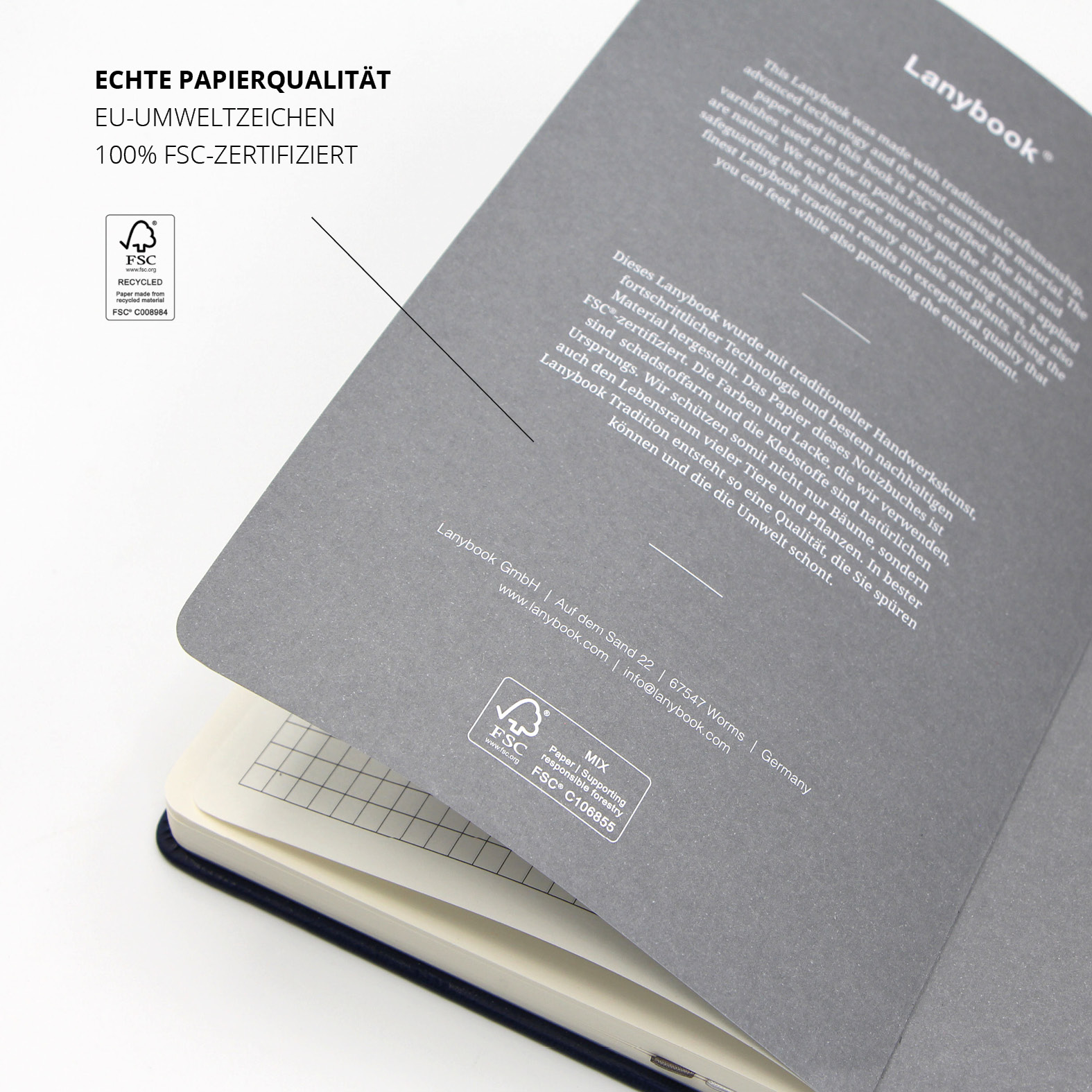 Innenseite mit Text zur FSC-Zertifizierung, graues Vorsatzpapier mit Siegel, angedeutetes kariertes Papier darunter sichtbar.