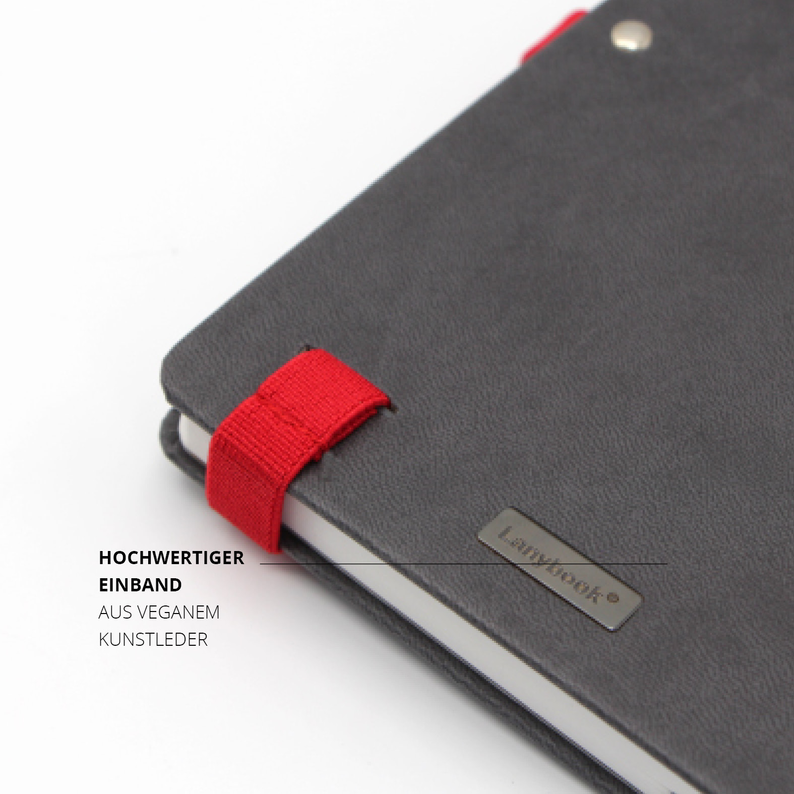 Detailansicht des hochwertigen veganen Kunstledereinbands mit roter Stiftschlaufe und Lanybook®-Metallplakette