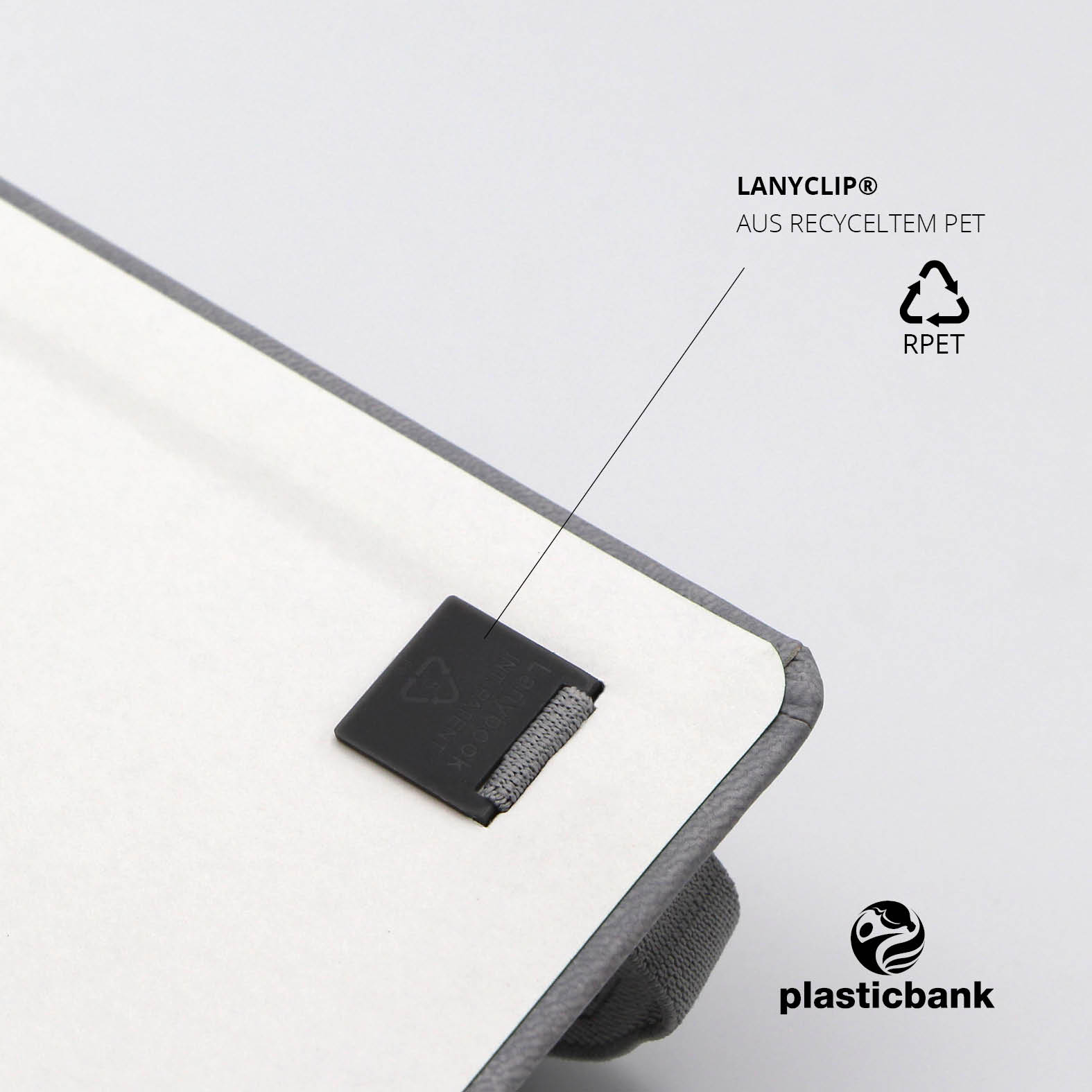 LanyClip® aus recyceltem PET zur sicheren Befestigung des Lanybands am Notizbuch