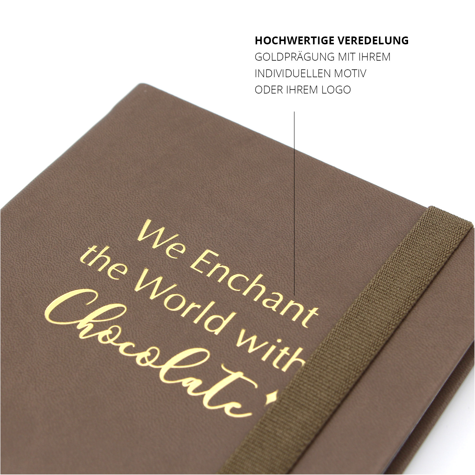 Detailaufnahme des braunen Lindt & Sprüngli Lanybook® mit hochwertiger Goldprägung des Slogans „We Enchant the World with Chocolate“ – Veredelung mit individuellem Motiv oder Logo möglich.