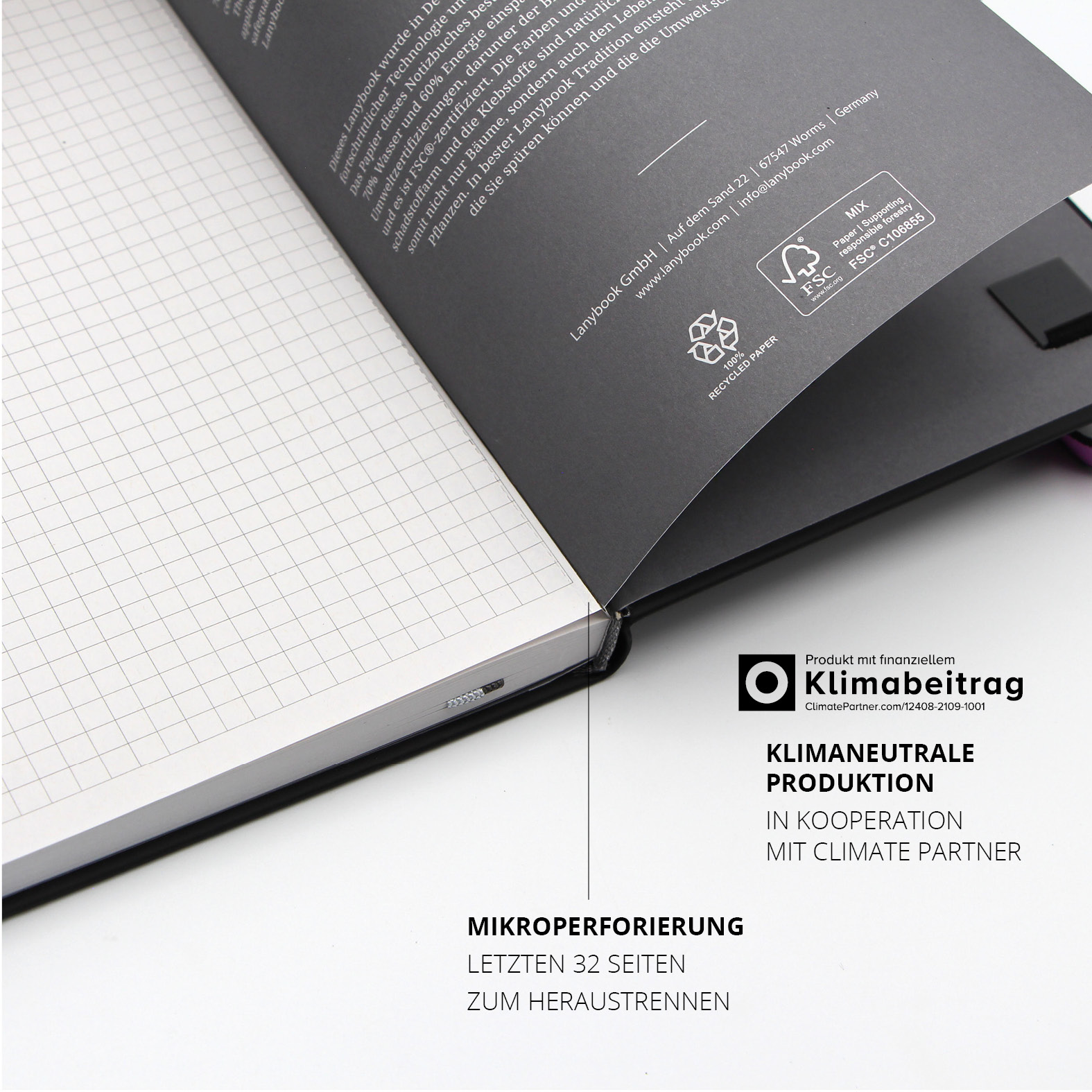 Geöffnete Innenseite des Lanybooks® mit Mikroperforierung und klimaneutralem Produktionshinweis auf dem schwarzen Vorblatt.