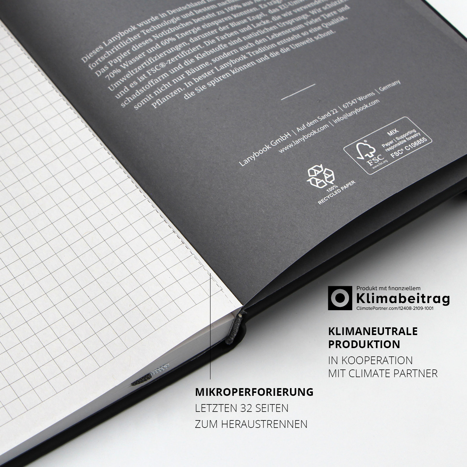 Innenansicht des Notizbuchs mit perforierten Seiten und FSC-zertifiziertem Recyclingpapier. Sichtbar sind Klimabeitrag-Label und Umwelthinweise.
