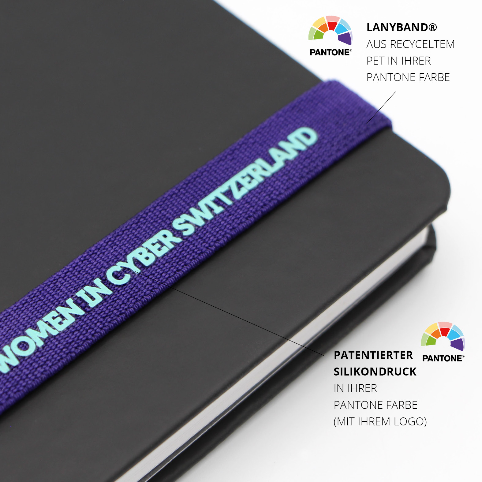 Detailaufnahme eines lila Lanybands® mit dem Schriftzug „Women in Cyber Switzerland“ im Pantone-konformen Silikondruck. Das Band besteht aus recyceltem PET und ist seitlich am schwarzen Lanybook® ProTouch befestigt.